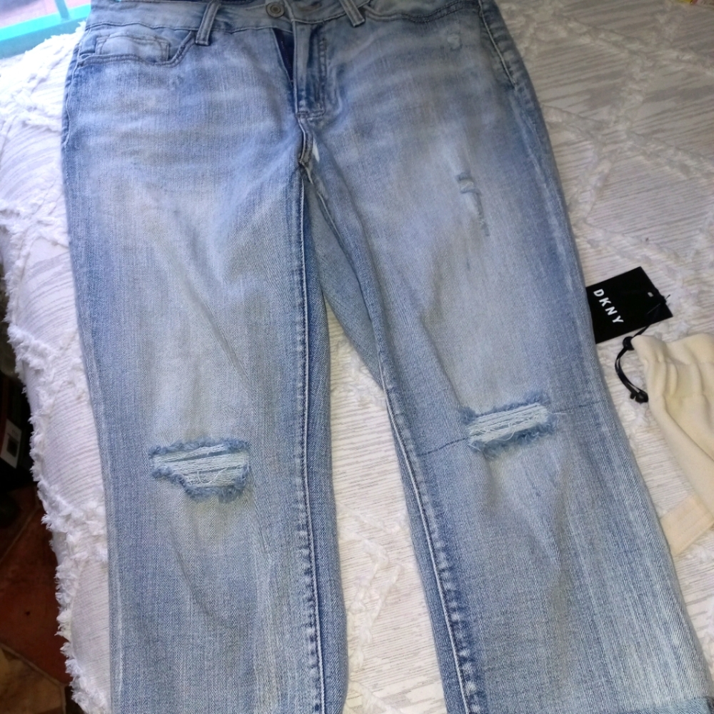 Mid-rise faded denim capris